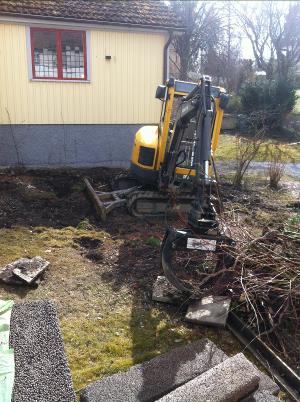 Drnering villa Djursholm Stocksund Bergshammra . Isolering grund med 2x100mm Pordrn. Grund insprngt i berg, drnering, isolering grund inget alternativ. Gjutning hlkrl grund/berg. Drnering mark runt fastighet. Anlggning traditionell stenkista med sten. Dagvatten stuprr anslutna till stenkista, drnering ansluten till kommunala system. Grv & Drnering Stockholm AB