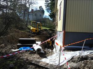 Drnering villa Djursholm Stocksund Bergshammra . Isolering grund med 2x100mm Pordrn. Grund insprngt i berg, drnering, isolering grund inget alternativ. Gjutning hlkrl grund/berg. Drnering mark runt fastighet. Anlggning traditionell stenkista med sten. Dagvatten stuprr anslutna till stenkista, drnering ansluten till kommunala system. Grv & Drnering Stockholm AB