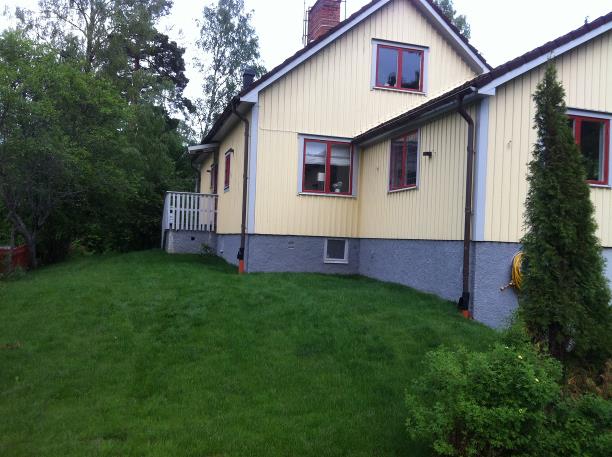 Drnering villa Djursholm Stocksund Bergshammra . Isolering grund med 2x100mm Pordrn. Grund insprngt i berg, drnering, isolering grund inget alternativ. Gjutning hlkrl grund/berg. Drnering mark runt fastighet. Anlggning traditionell stenkista med sten. Dagvatten stuprr anslutna till stenkista, drnering ansluten till kommunala system. Grv & Drnering Stockholm AB