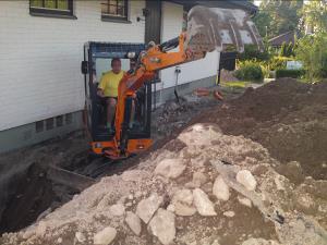 Drnera Drnering Grund Tby Danderyd Arninge Vallentuna Sollentuna Solna kersberga Vaxholm Stocksund Svinninge Resar Rind Skarp Skrgrd  Drnering sutterng villa. Slipning Blstring betonggrund frn g:a ttskikt Blstring. Isolering grund med 2x100mm Pordrn. Gjutning ny sulkant med fall. Grvning under balkong som gr runt halva huset. Dagvatten stuprr drnering ansluten till kommunens dagvattensystem. Grovplanering tomt.  CFS Bygg AB  //   Drnering Stockholm AB