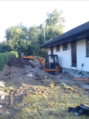 Drnera Drnering Grund Tby Danderyd Arninge Vallentuna Sollentuna Solna kersberga Vaxholm Stocksund Svinninge Resar Rind Skarp Skrgrd  Drnering sutterng villa. Slipning Blstring betonggrund frn g:a ttskikt Blstring. Isolering grund med 2x100mm Pordrn. Gjutning ny sulkant med fall. Grvning under balkong som gr runt halva huset. Dagvatten stuprr drnering ansluten till kommunens dagvattensystem. Grovplanering tomt.  CFS Bygg AB  //   Drnering Stockholm AB