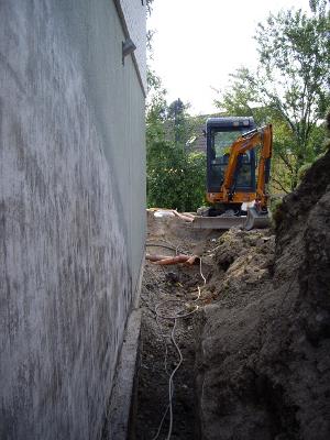 Drnera Drnering Grund Tby Danderyd Arninge Vallentuna Sollentuna Solna kersberga Vaxholm Stocksund Svinninge Resar Rind Skarp Skrgrd  Drnering sutterng villa. Slipning Blstring betonggrund frn g:a ttskikt Blstring. Isolering grund med 2x100mm Pordrn. Gjutning ny sulkant med fall. Grvning under balkong som gr runt halva huset. Dagvatten stuprr drnering ansluten till kommunens dagvattensystem. Grovplanering tomt.  CFS Bygg AB  //   Drnering Stockholm AB
